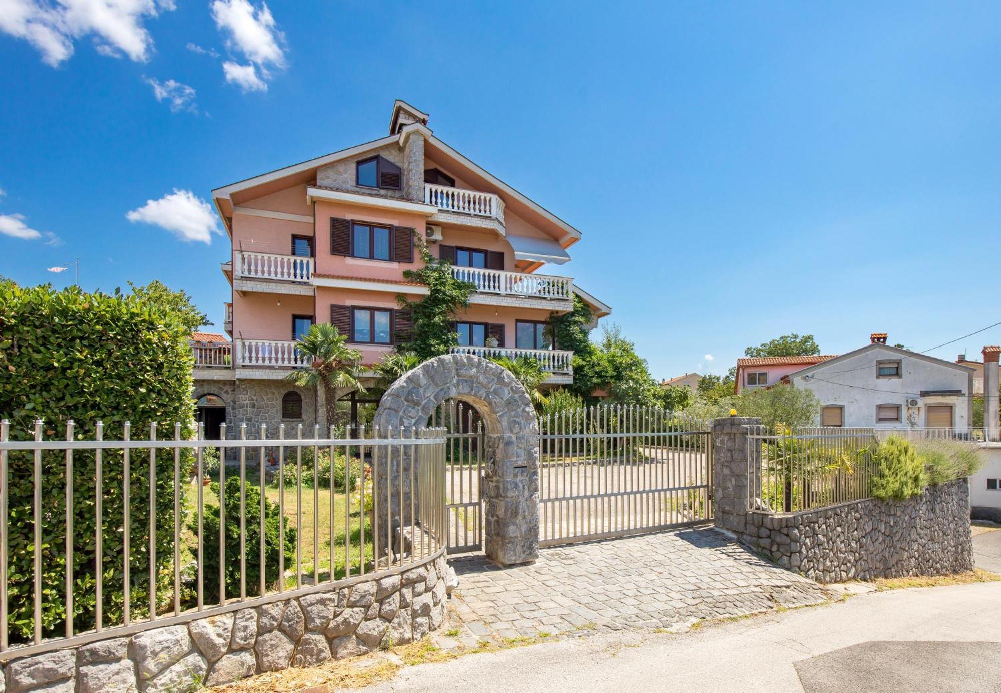 Jurina Homestay *